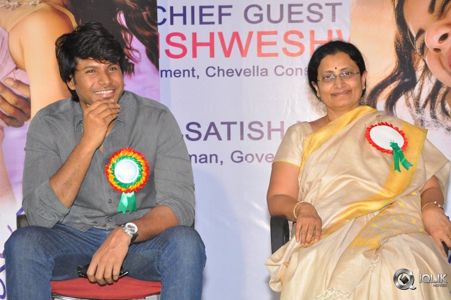 Manasuku-Nachindi-Movie-Team-At-Kasturba-Gandhi-College